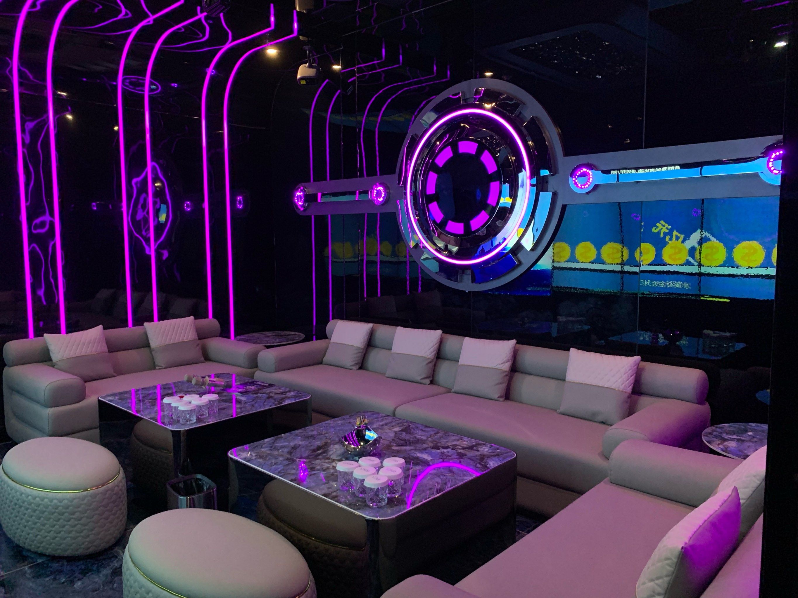 KTV陪侍人员能否留宿探讨及职业规范和法律边界详解