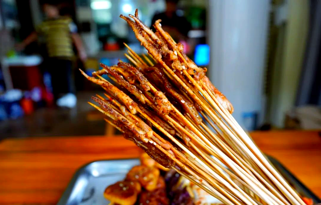 串爆社交媒体：街头巷尾一百块的爱情到底是什么样的体验