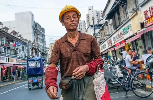 农民工公园交易现象全解析：那些你不知道的生存智慧与生活感悟