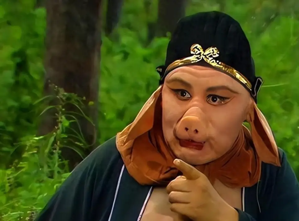 城市小巷的烟火气与生存智慧——从猪八戒到地摊经济的启示