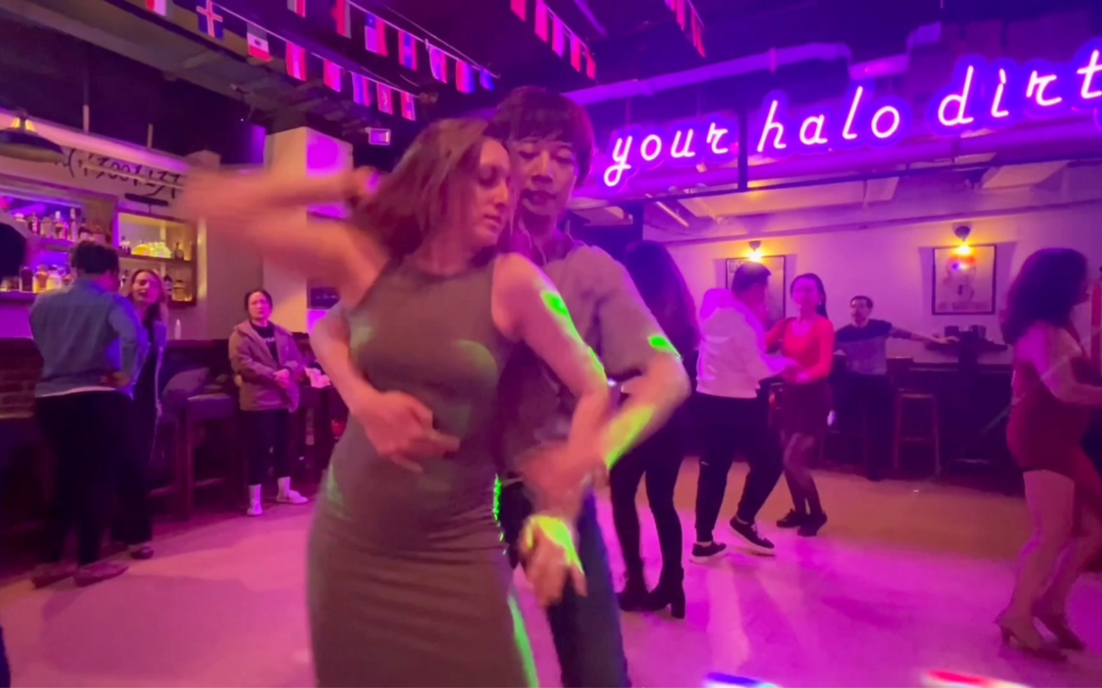 成都莎莎舞2024怎么玩？_全流程避坑指南省50%费用