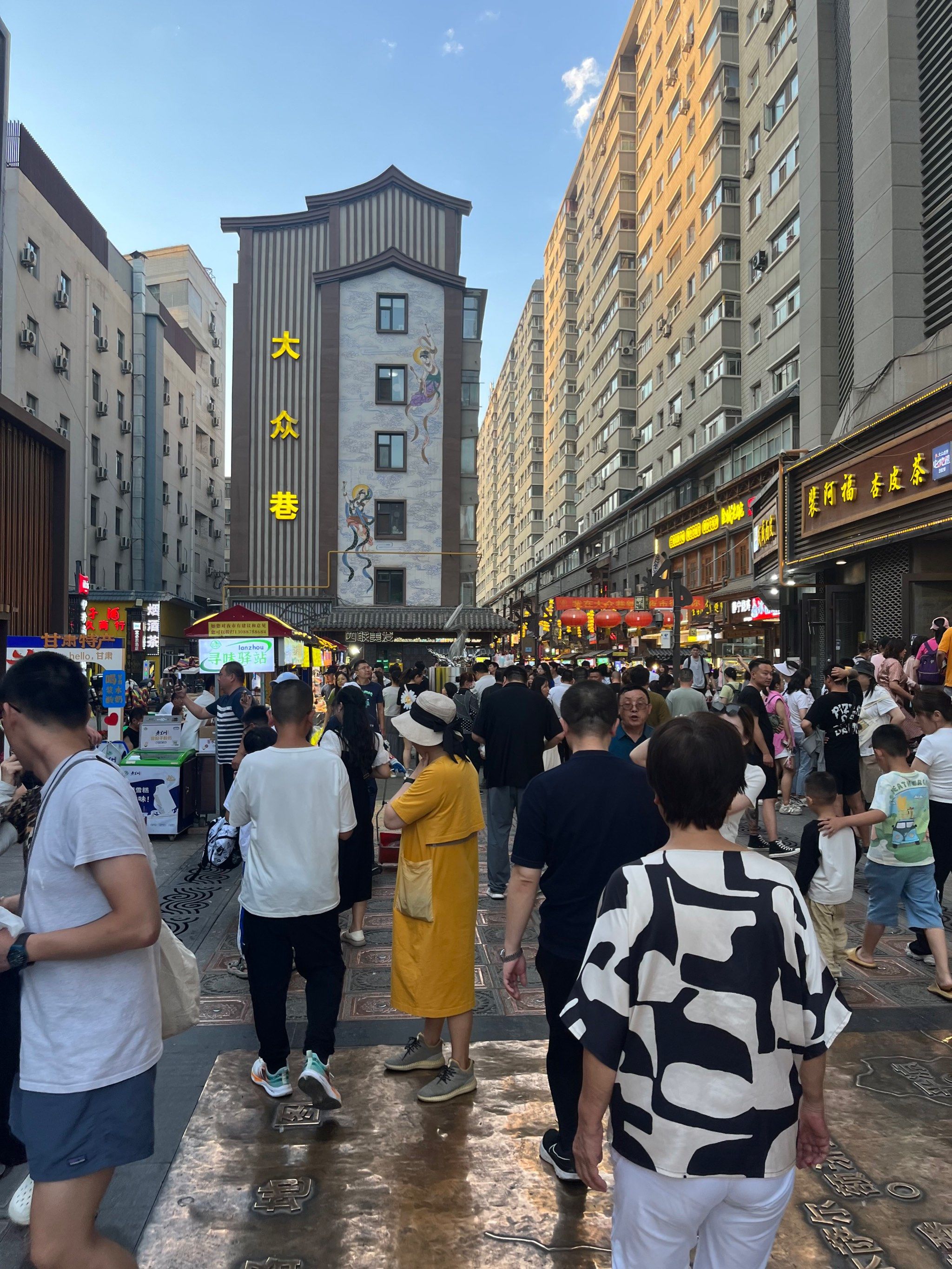 兰州城中村服务一条街的烟火与生机——城市生活的真实写照