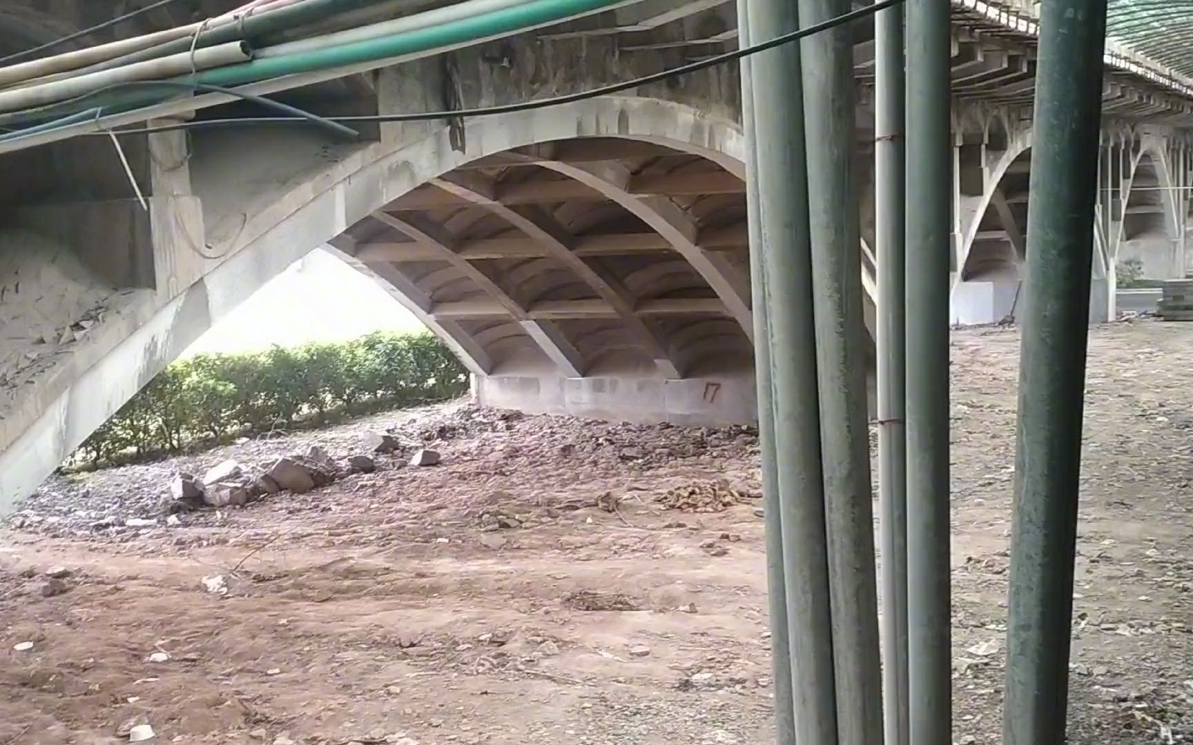 八一桥底下的鸡窝暗号 探秘城市边缘的隐秘语言系统新解