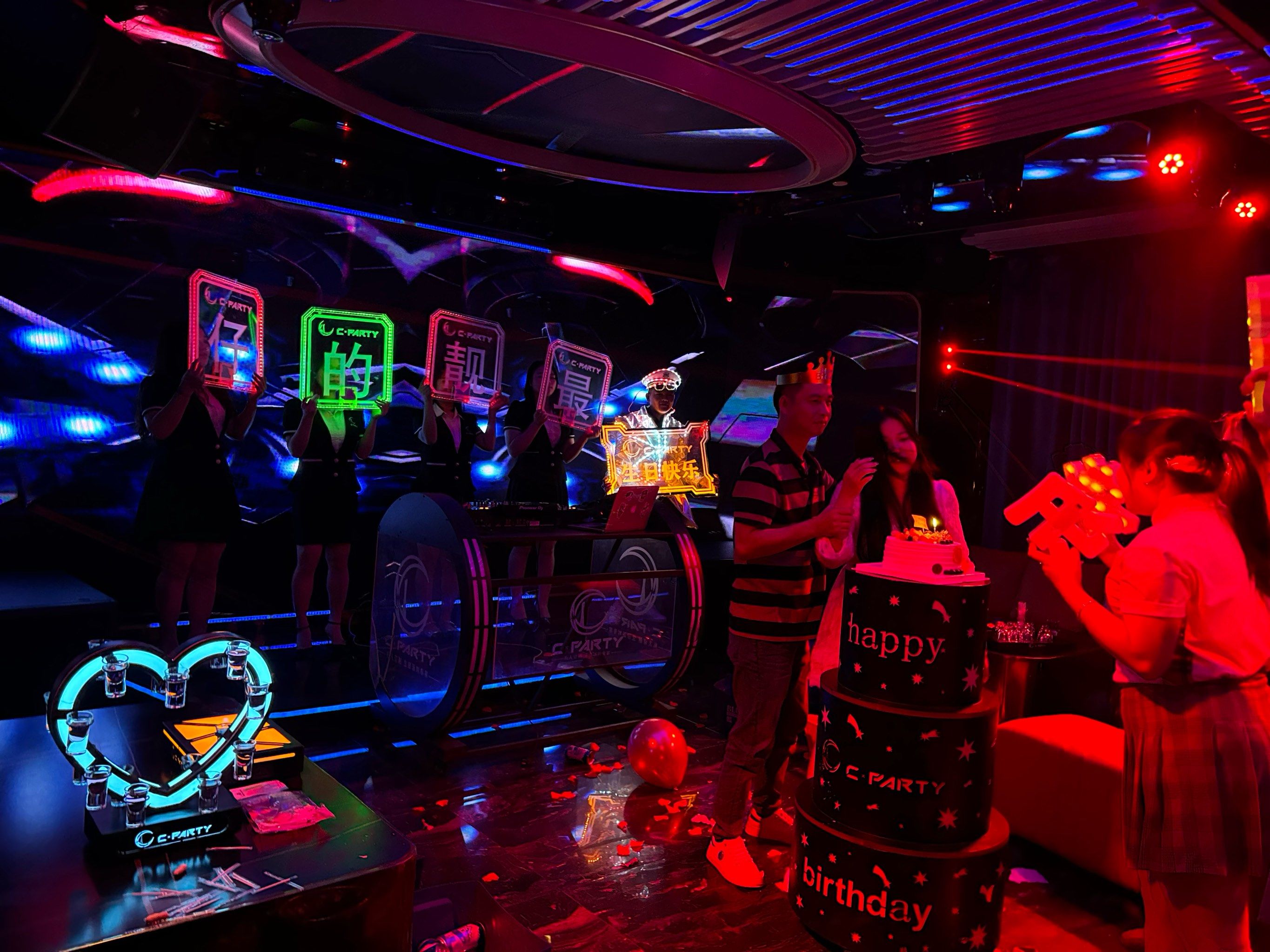 KTV陪侍人员能否留宿,职业规范与法律边界解析