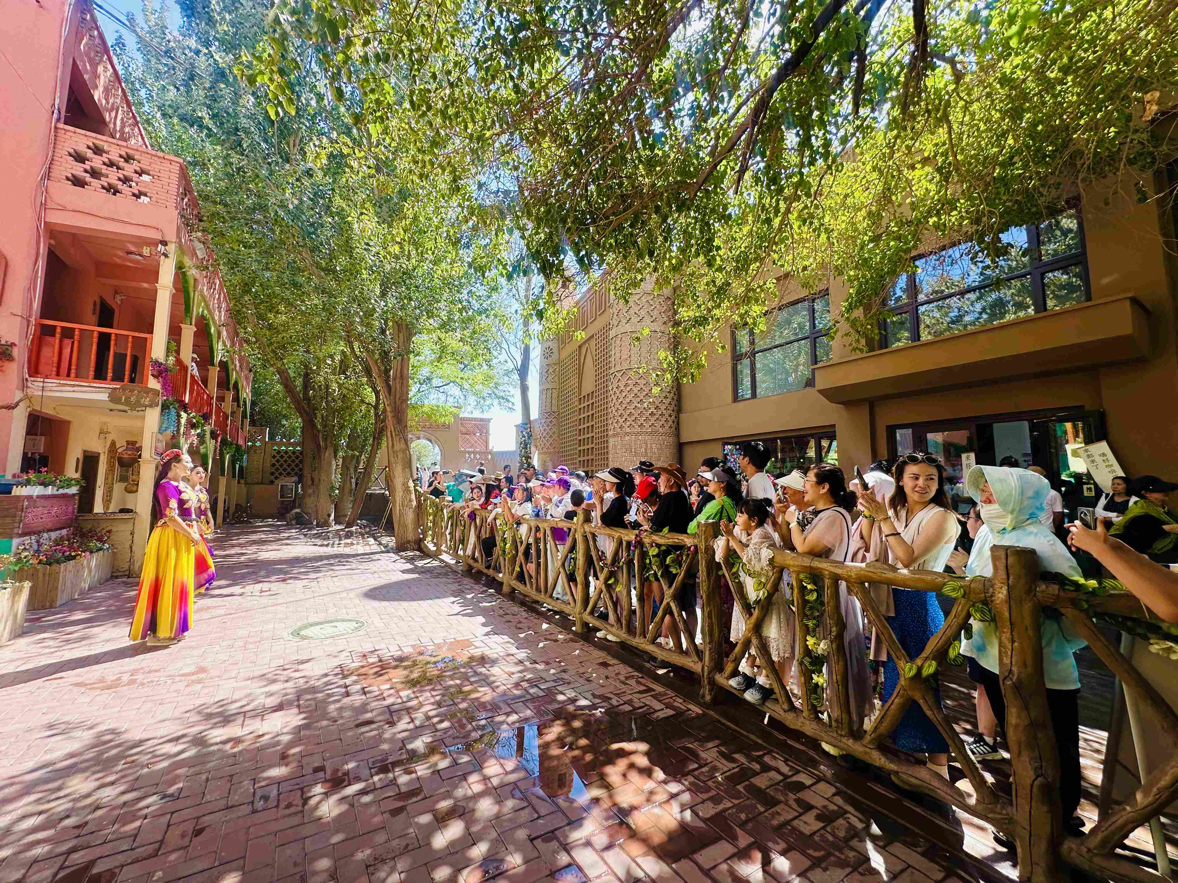 吐鲁番女子学院后街喝茶