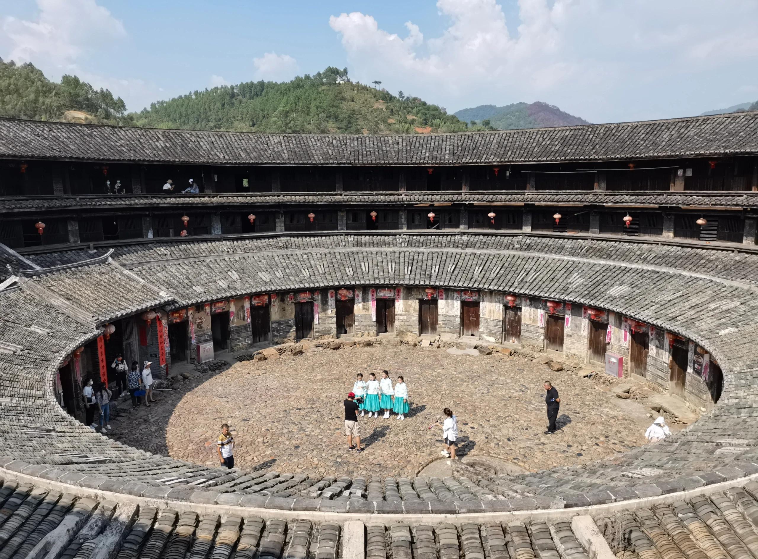 全国龙凤爬花楼：探究传统建筑中的婚俗密码与花楼含义解析