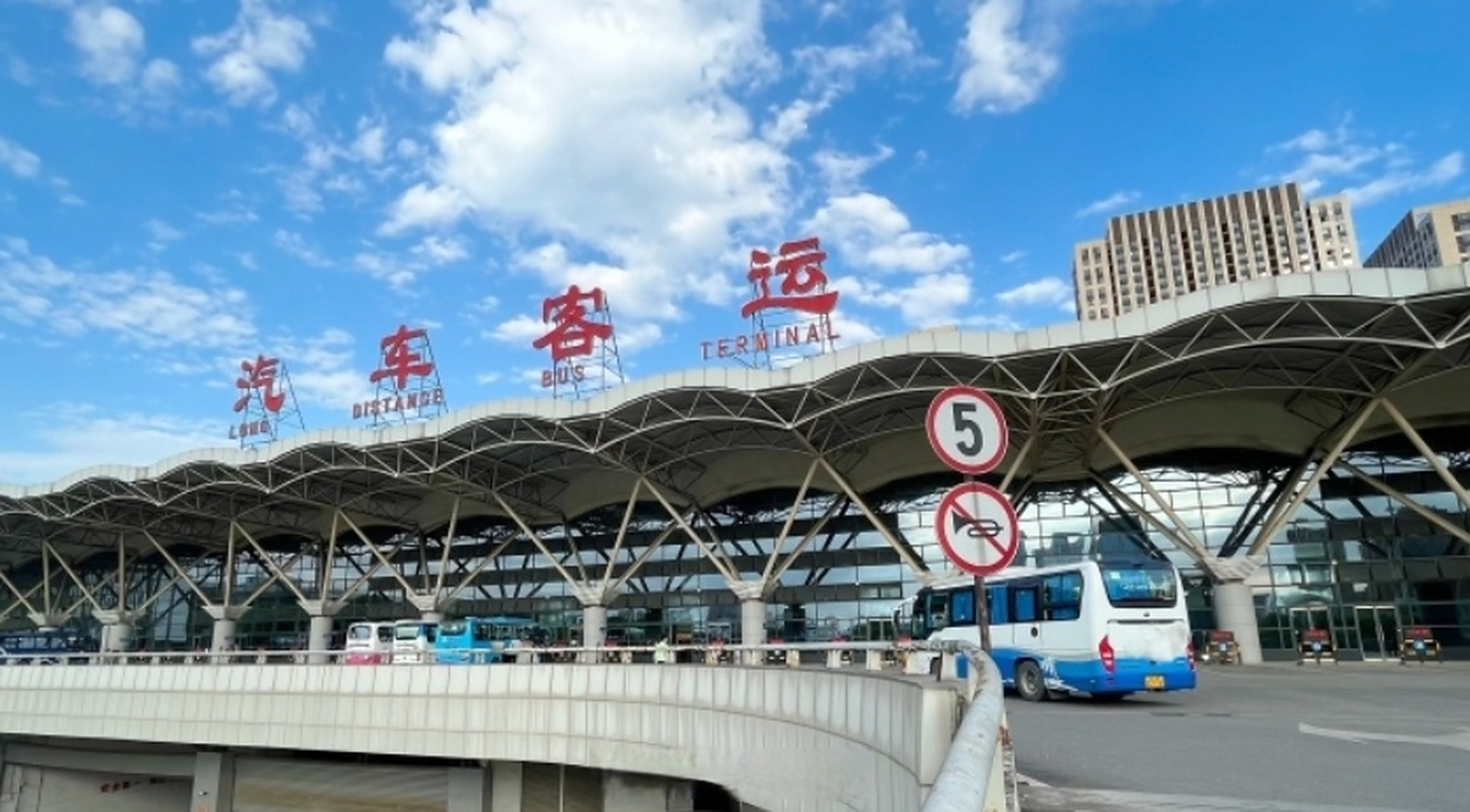 荆州火车站旁边有服务的吗