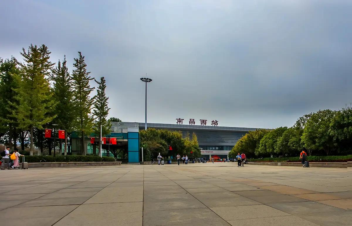 兰州西站学生服务全攻略：从100元到200元的智慧出行方案