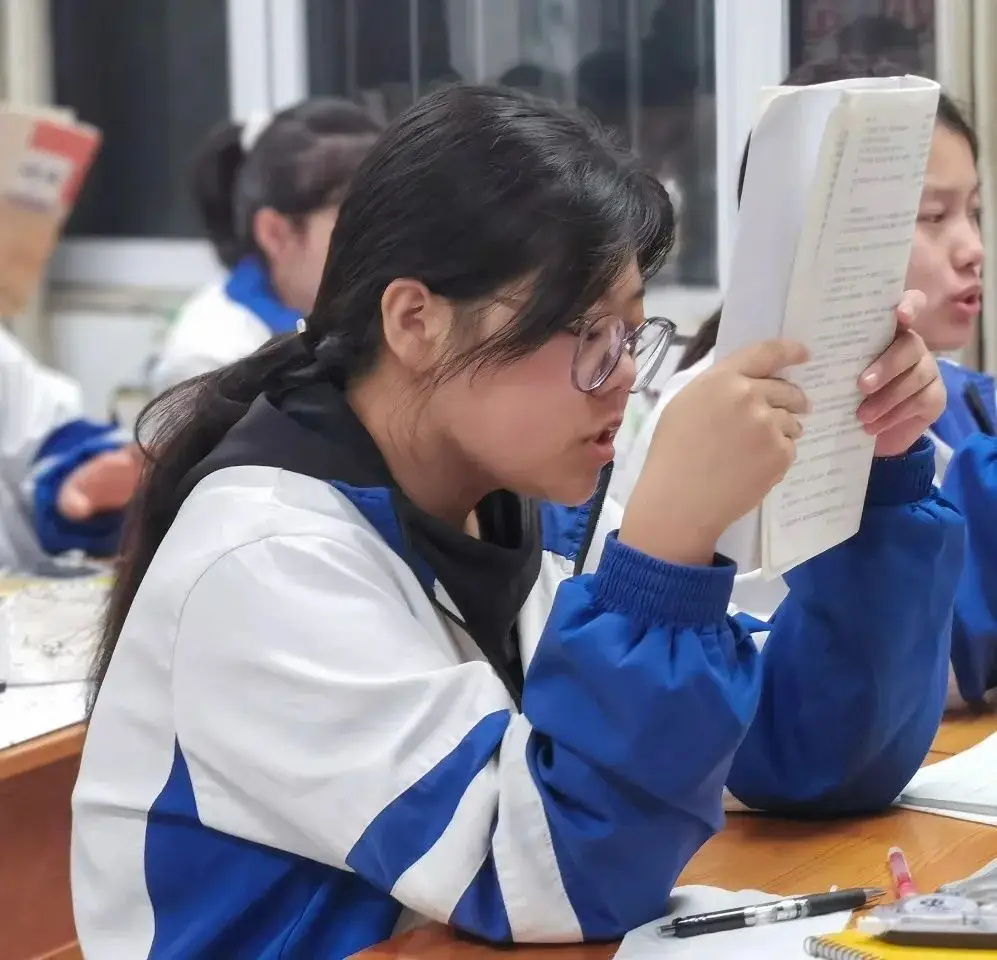 灯塔般无私奉献的人：200块钱随叫随到的学生精神